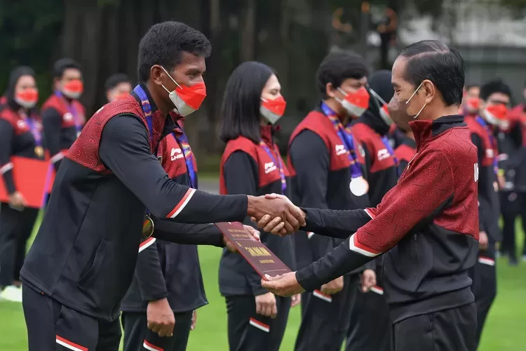 Presiden Jokowi menyerahkan bonus secara simbolis untuk atlet peraih medali SEA Games 2023 (IST)