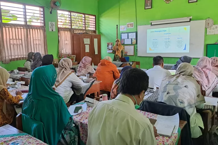 Puluhan guru SD di Kecamatan Tegal Selatan, dipandu untuk menyusun modul ajar berbasis TPACK atau Technological Pedagogical Content Knowledge, yang diselenggarakan Tim Pengabdian Masyarakat dari Fakultas PGSD Unnes Kampus Tegal. (M Haikal Adithya )