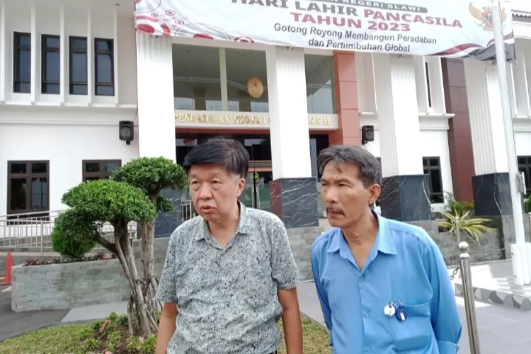 Tim kuasa hukum pelapor saat memberikan keterangan usai sidang di Pengadilan Negeri Slawi, Kabupaten Tegal  (Ade W/SMOL.ID)