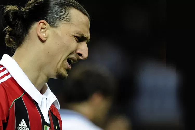 Zlatan Ibrahimovic menangis saat menyampaikan pengunduran diri dari sepak bola. (The AC Milan Offside)