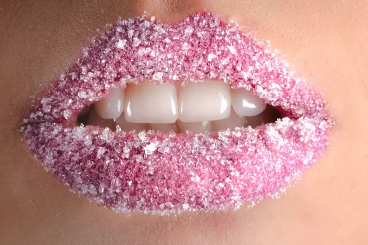 ilustrasi penggunaan scrab pada bibir (rodolfo clix via pexels.com)