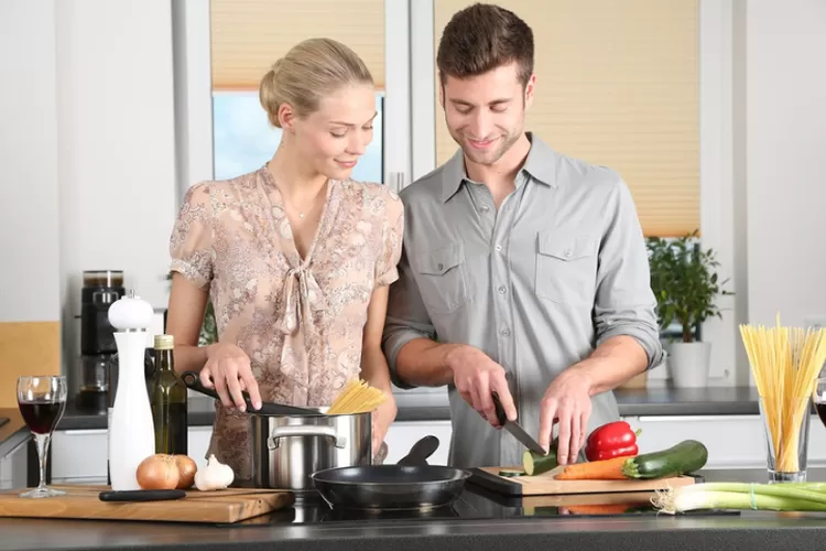 Ilustrasi pasangan yang Harmonis sedang memasak di dapur. (Pixabay.com)