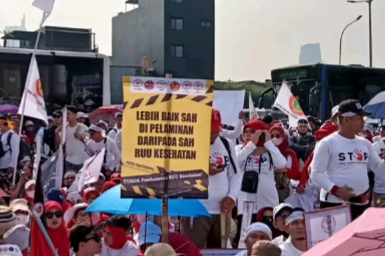 Tenaga medis dan tenaga kesehatan melakukan aksi demo di depan Gedung DPR/MPR, Jakarta, Senin (5/6/2023) untuk menyuarakan penolakan pembahasan RUU Kesehatan Omnibus Law. (BISNIS)