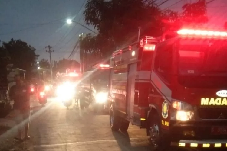 Mobil pemadam kebakaran didatangkan ke lokasi kebakaran di Pagongan untuk melakukan evakuasi dan pemadaman