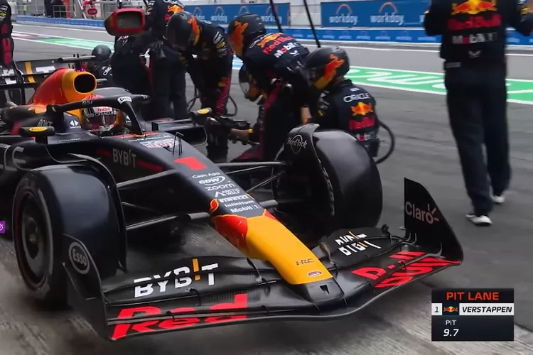 Potret Redbull sedang melakukan pit-stop, tempat dimana tim Red Bull pecahkan rekor (YouTube @Formula1)