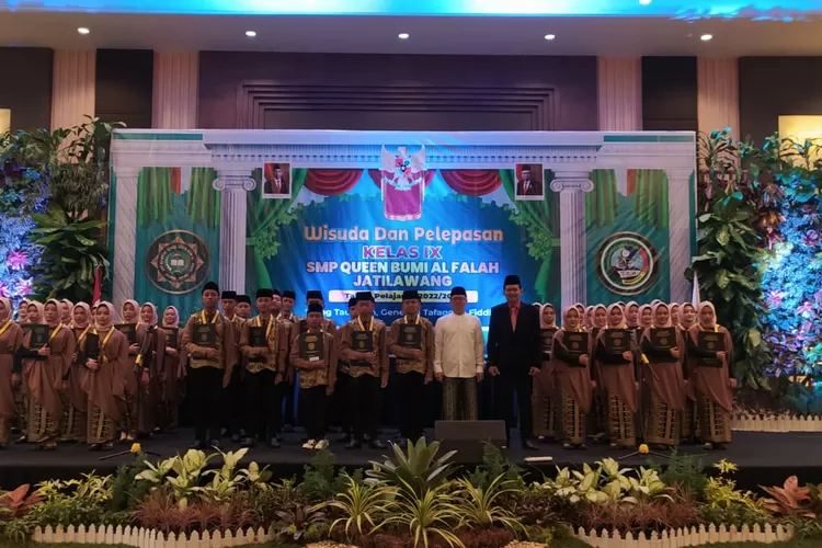 Lima puluh wisudawan SMP Queen Bumi Al Falah Jatilawang berfoto bersama Pendiri SMP, H Agus Abdul Munif dan Kepala SMP Queen Bumi Al Falah, Drs Eko Waluyo di Hotel Java Heritage Purwokerto, Rabu (7/6/2023).