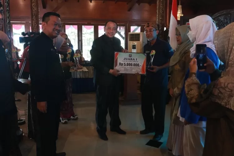 Walikota Tegal Dedy Yon Supriyono menyerahkan penghargaan dan hadiah lomba Krenova Kota Tegal  (Ade W/SMOL.ID)