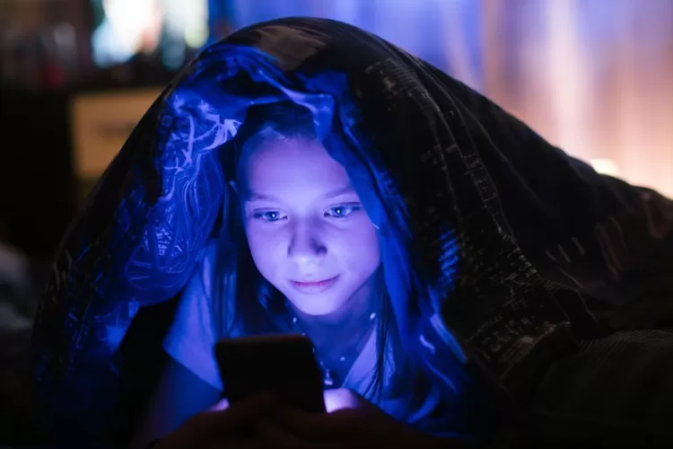 Seorang anak yang terkena sinar biru dari gadget  (Pinterest.com/Anonymus)