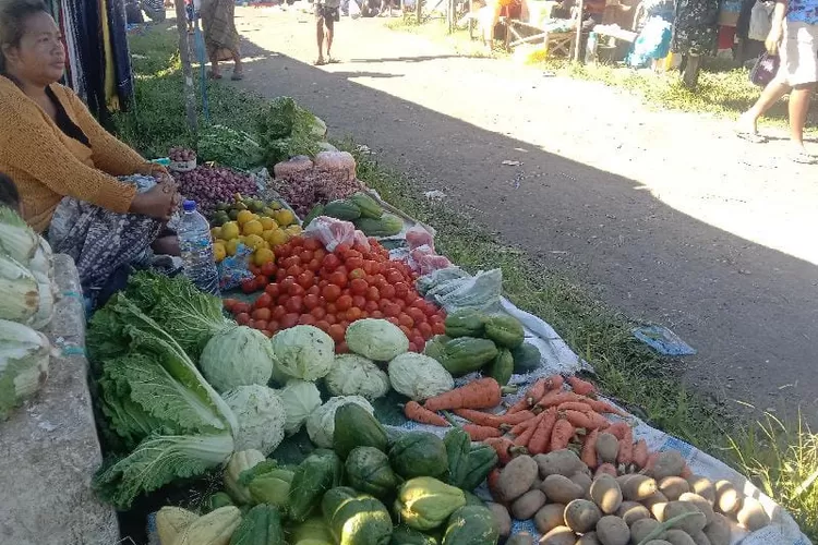 Berbagai jenis sayuran di Pasar Cunca Wulang Mabar dipasok dari Ngada Flores.  Pasar Werang dan Noa berpeluang besar jadi pasar harian, berikut ini penjelasan Pemkab Mabar. (Foto: Feliks Janggu)