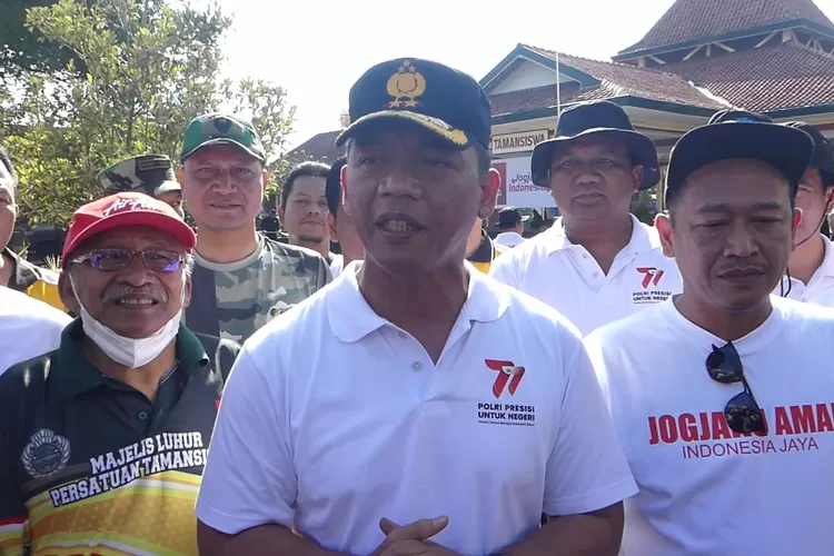 Kapolda DIY, Irjen Suwondo Nainggolan memimpin kerja bhakti resik-resik Pendopo Tamansiswa Yogyakarta (SMOL.ID/dok)