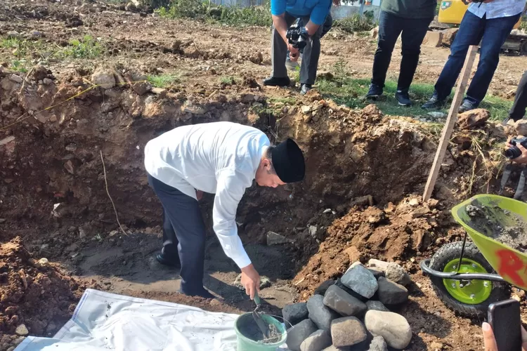 Peletakan batu pertama proyek kantor Kecamatan Karanganyar.