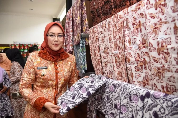 Bupati Purwakarta, Anne Ratna Mustika memperlihatkan Batik khas Kabupaten Purwakarta (Dok. Pemkab Purwakarta)