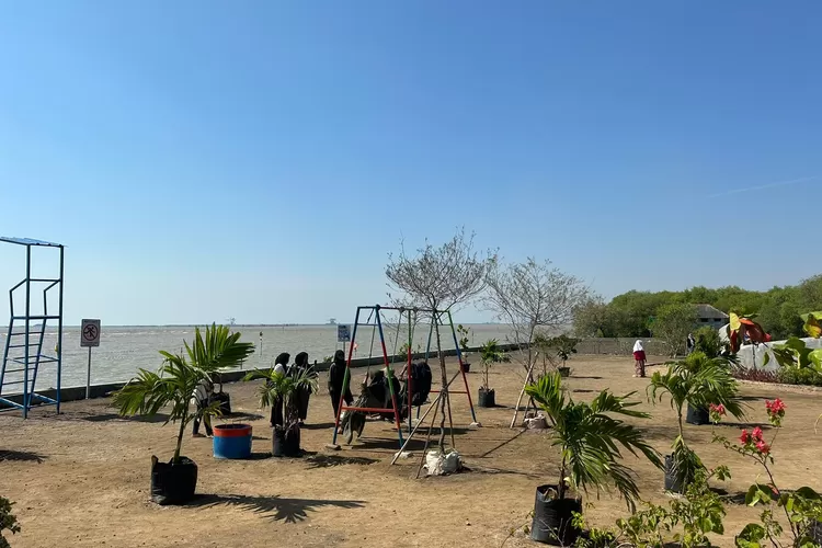Pantai Kejawanan Cirebon, salah satu destinasi wisata favorit untuk liburan beesama keluarga (Dokumen Pribadi/Mila Karmila)