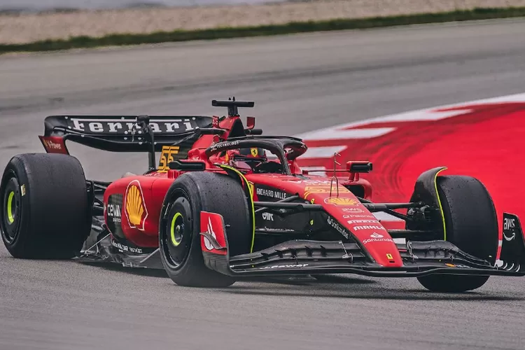 Potret Tim Scuderia Ferrari saat kualifikasi di&nbsp;Circuit de Barcelona-Catalunya mendapatkan kritik terkait strategi Ferrari hingga saat ini (Instagram @scuderiaferrari)