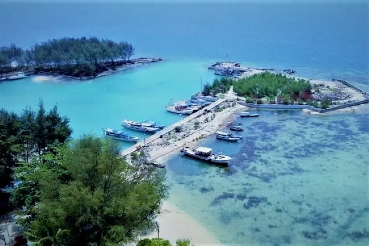 idden gem Pantai di Jakarta, Pulau Payung! Serasa di Maldives, cuma 1 jam dari kota. (penginapan.net / JakartaInsider.id)