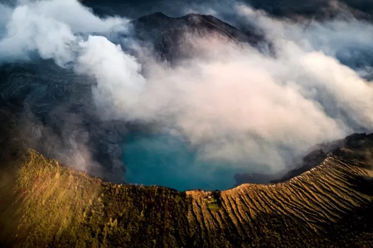 Keindahan Magis Dan Pesona Kawah Ijen, Fenomena Unik Ini Hanya Di 2 ...