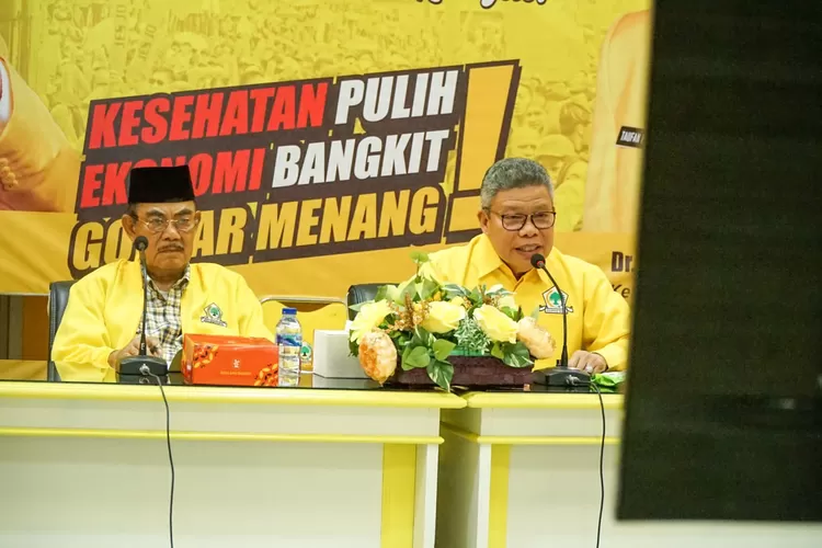 Ketua Golkar Sulsel, Taufan Pawe (kanan)