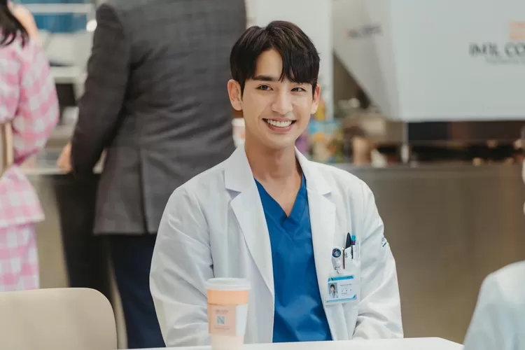 Satu Udara Song Ji Ho Doctor Cha Lagi Rehat di Bali Bak Anak