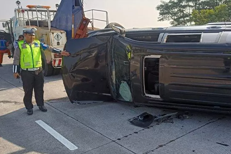 Terlibat Kecelakaan Di Tol, Pajero Sport Terguling Di Jalan Usai Tabrak ...