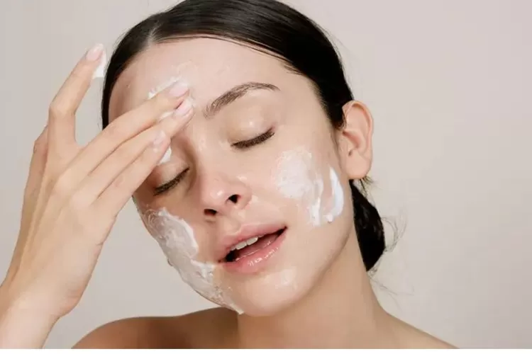 ilustrasi double cleansing (mindbodygreen)