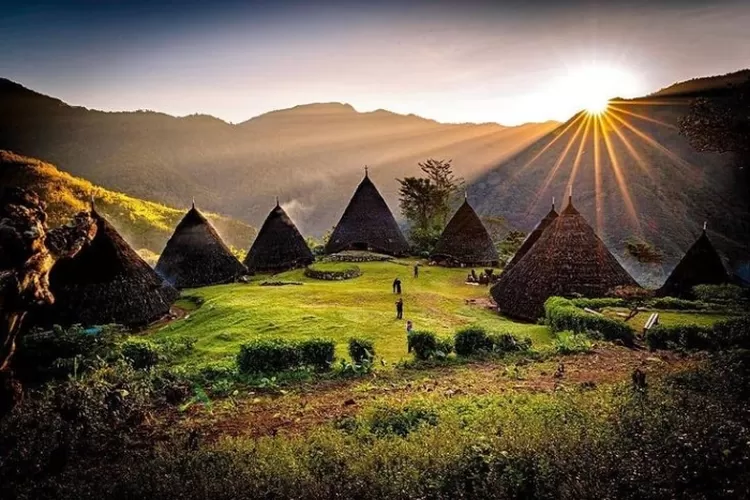 Menjejak Keindahan Mistis: Eksplorasi Wae Rebo, Kampung Diatas Awan ...