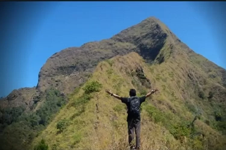 Dijuluki Punggung Naga Gunung Piramid Bondowoso Menyimpan Keindahan