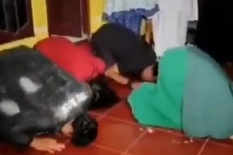 Viral video wanita jadi imam di ponpes Al Kafiyah. (Twitter/Pai_C1)