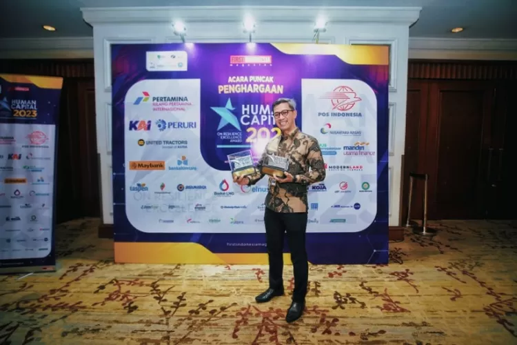 Dirut Bank Bjb Syariah Sabet The Best CEO Focus On HC Dari HCRE Award ...