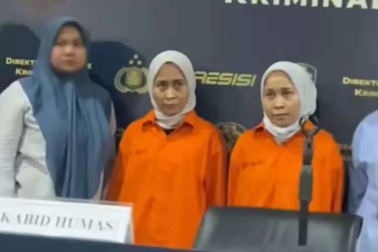 Polisi Turut Sita Barang Bukti Kejahatan 'Si Kembar' Rihana Rihani yang Dititipkan di Rumah Ketua RW Ciputat (TikTok/@ANDROMEDARZ)