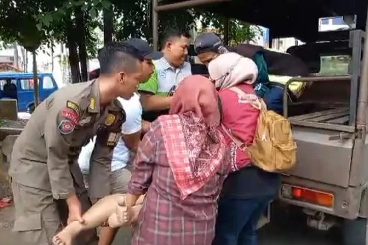 Viral Video Wanita ODGJ Tanpa Busana di Parung Bogor, Langsung Dibungkus Polisi dan Satpol PP (Polres Bogor)
