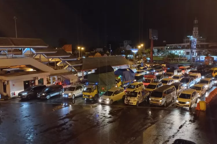 Macet Di Pelabuhan Ketapang Banyuwangi, Begini Nasib Pick Up Sayuran ...