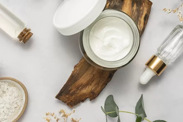 Ilustrasi kosmetik ilegal berbahaya (freepik.com/ freepik)