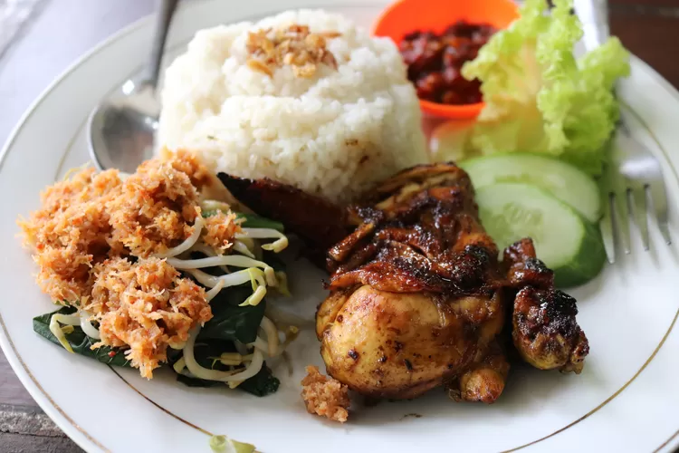 Ramai Pembeli, Warung di Sumedang Ini Punya Ayam Bakar Terenak