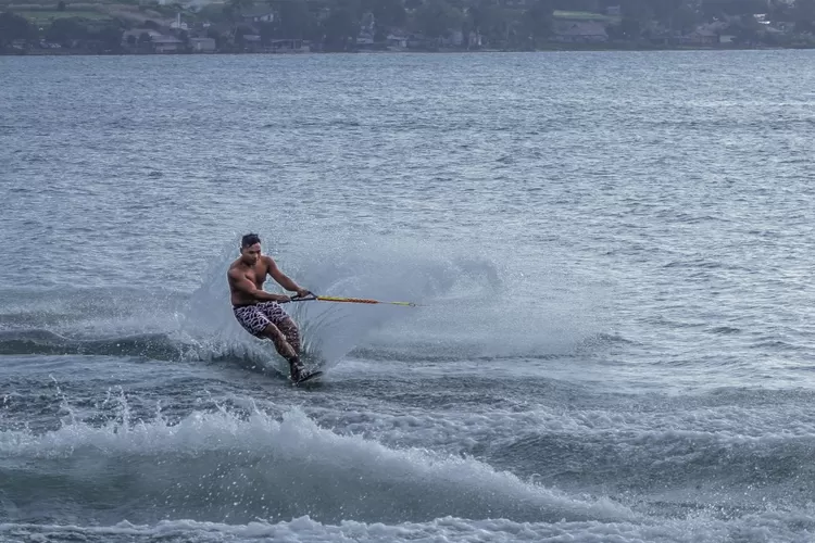 Ilustrasi.Salah satu atlet Ski Air lakukan Show Ski Trick pada pembukaan Babak Kualifikasi Ski Air PON XXI di Danau Toba (Realitasonline.id/MS)