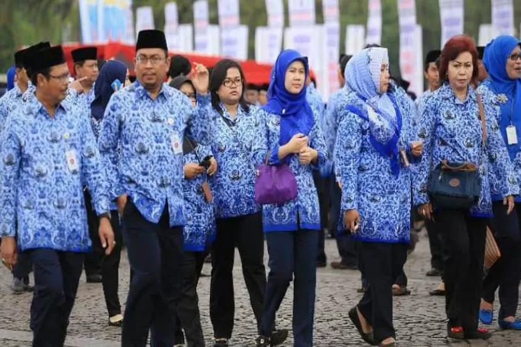 Sujud Syukur, Pemerintah Berikan 3 Dana Tambahan Kepada PNS Golongan IV ...