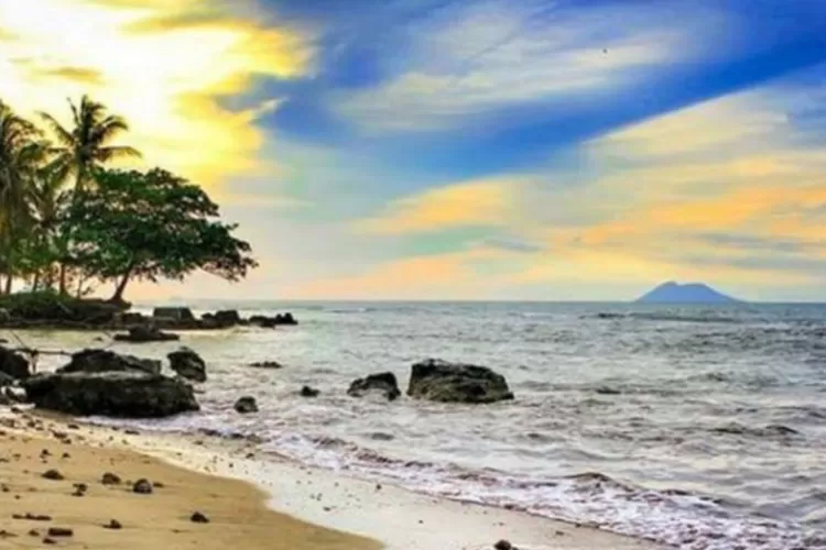 WISATA HEALING Pesona Pantai Carita Pandeglang dengan pasir putih