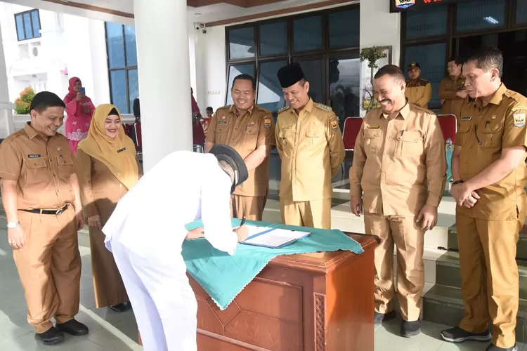 Wali Kota Pariaman Lantik 1 Orang Pejabat Administrator Dan 4 Orang ...