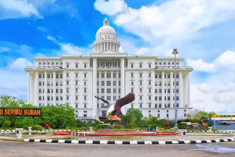 Kantor Bupati Rokan Hilir yang megah dan mewah biaya yang dianggarkan 160 miliar terancam ambruk dan hilang dari peta.