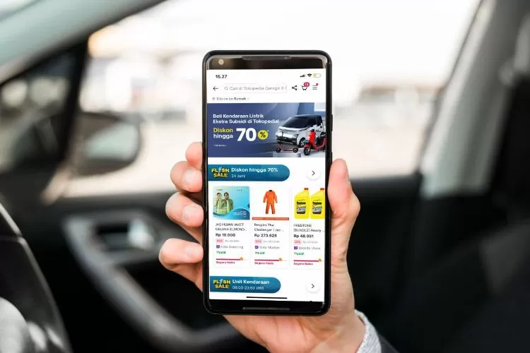 Ilustrasi penjualan online kendaraan listrik, 