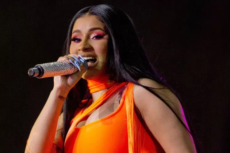 Kronologi Cardi B Lempar Mikrofron Ke Penonton Gara-gara Disiram Air ...