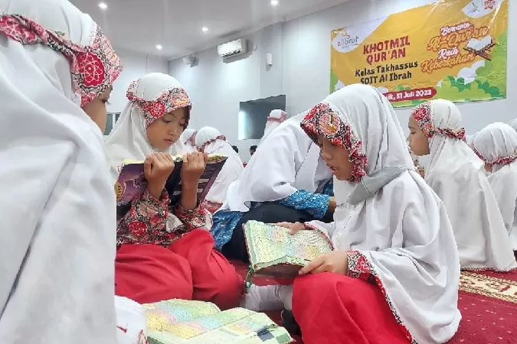 Sambut Siswa Tahfidz Baru, SD IT Al Ibrah Gresik Ajak Khotmil Quran ...