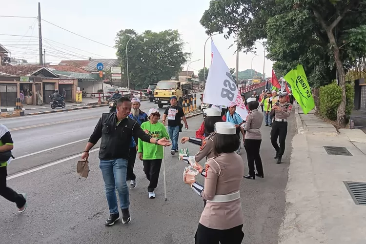 Ratusan buruh Jawa Barat menggelar aksi jalan kaki dari Gedung Sate Bandung menuju gedung DPR di Jakarta, tolak Omnibus Law (Ayobandung.com/Restu Nugraha)