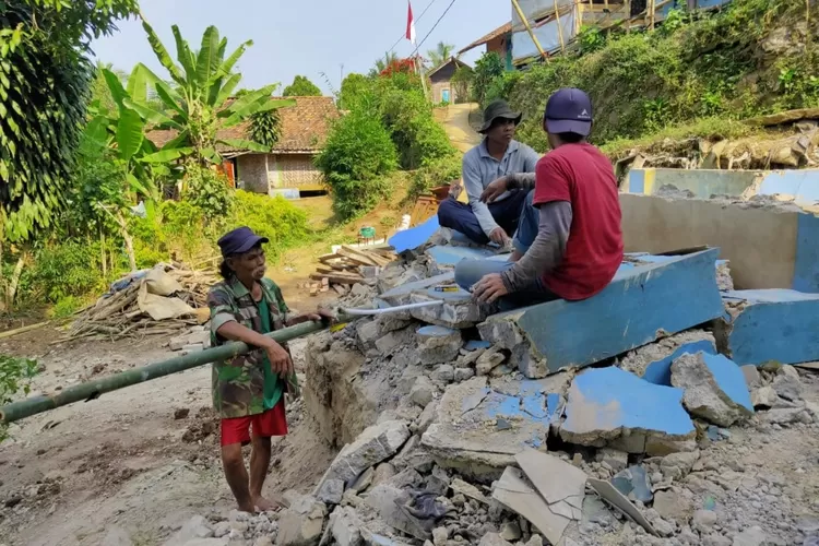 Akibat Pergerakan Tanah, Satu Rumah Di Bandung Barat Roboh, Ternyata ...