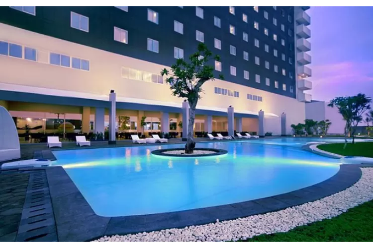 Tampilan mewahnya kolam renang Aston Hotel Cirebon yang harganya buat jantung lemah (Tripadvisor.com)