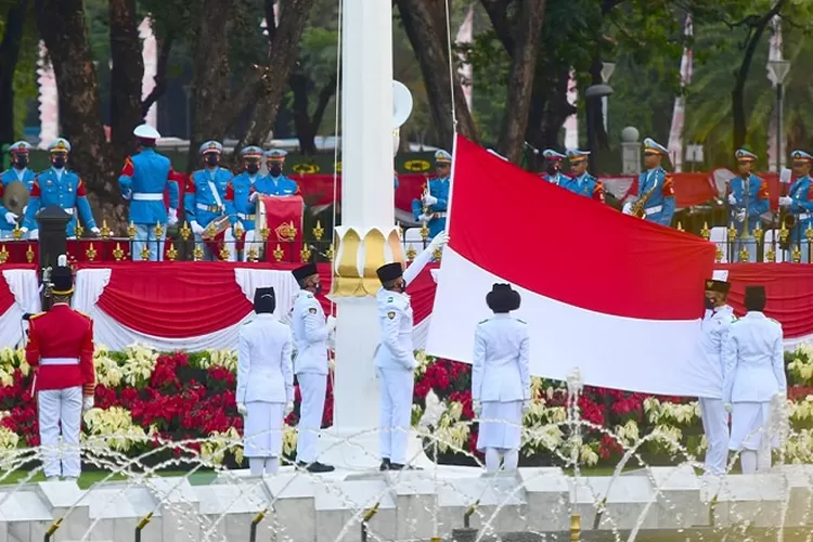 Anda Wajib Tahu! Begini Tata Cara Pengibaran Bendera Merah Putih Pada ...