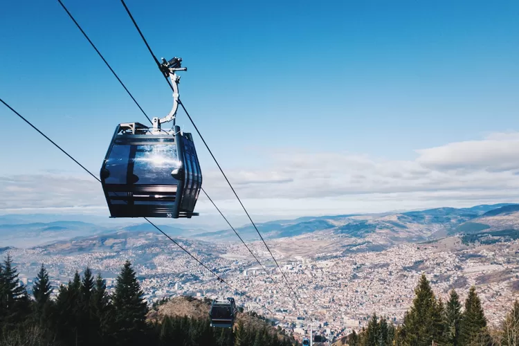 Ilustrasi kereta gantung ((unsplash/Sead Dzambegovic).)