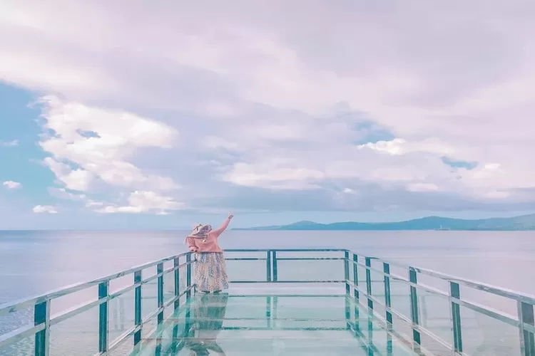 Pantai Sabang dan jembatan kaca dengan panorama alam yang indah (Foto/Instagram/desyratnak)