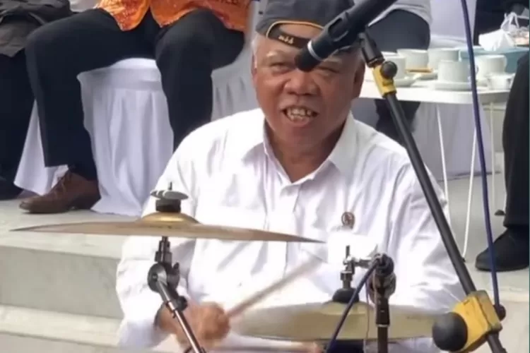 Topi Dibalikin, Gebukan Drum ala Mentri PUPR Basuki Hadimuljono di UGM Tuai Pujian dari Warganet - Hallo Id - Hallo Media Network