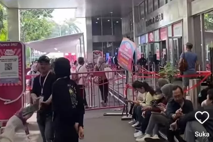 Suasana Jakarta X Beauty di Hall A dan Hall B Jakarta Conventio Center yang diserbu pengunjung, pelaku usaha jastip kebanjiran order , mereka yang tidak dapat datang ke pameran ini bisa memesan melalui jastip (Instagram)