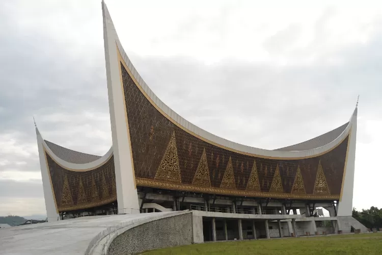Masjid Raya Sumbar, Padang   (kemenag.go.id)